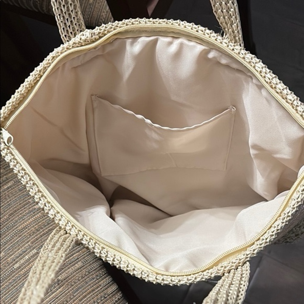 Elegant Two-Tone straw like Woven Tote Baglined with pockets - Picture 5 of 10
